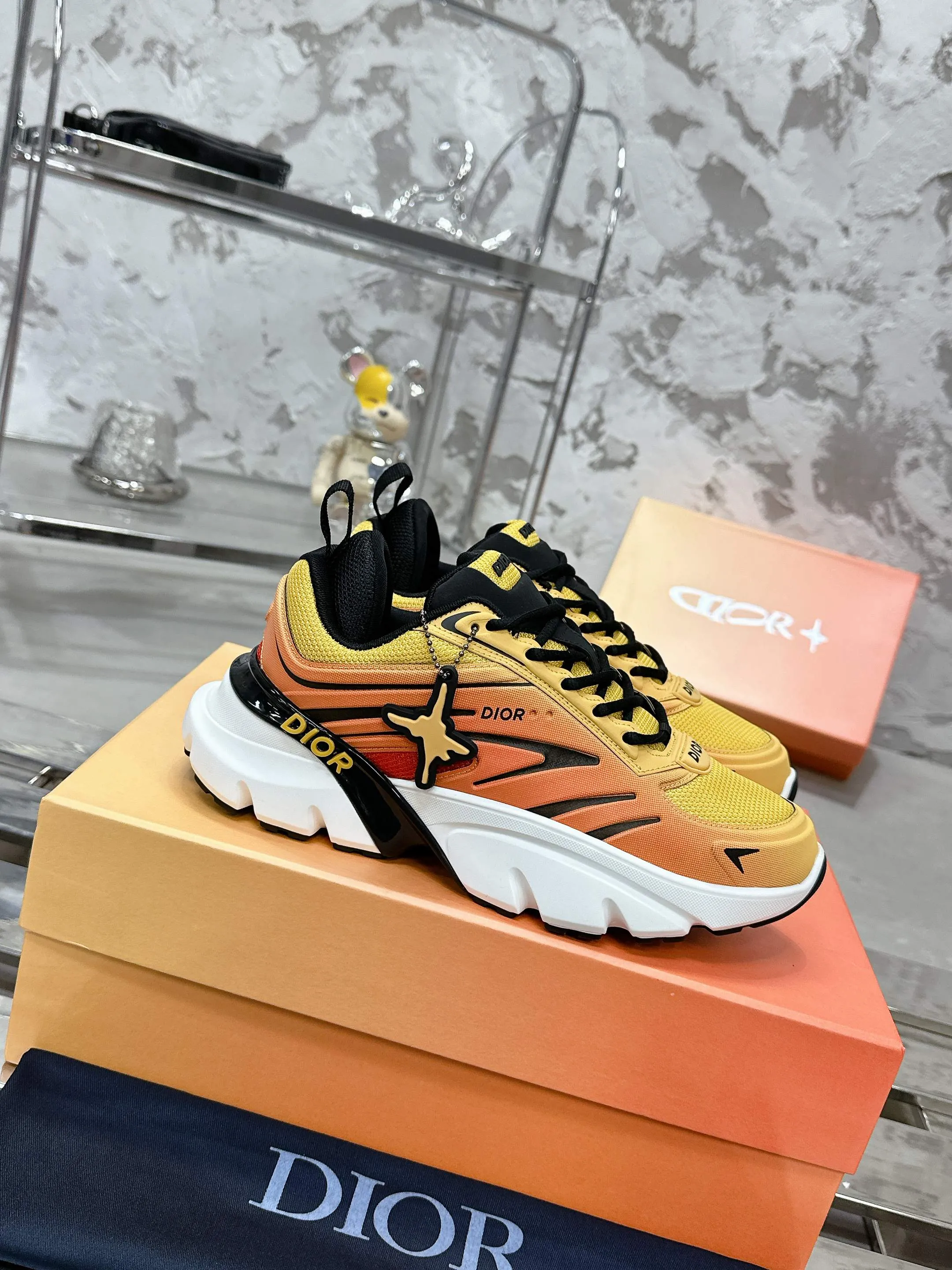 Factory price 760💰 Top version! ! ! Dior Dior's latest B44 Blade series, couple style, casual, thick-soled sneakers, running shoes, purchased from the original, developed and manufactured. This B44 Blade sneaker comes from the DIOR AND LEWIS HAMILTON exclusive limited series. It adopts a full silhouette design, eye-catching and fashionable, and is inspired by the 2000s. Crafted from gradient blue mesh with tonal technical panels, the sole is finished with a contrasting Blade panel that pays homage to the sport of running. DIOR AND LEWIS HAMILTON signature charms hang from the eyelets, while the Dior signature adorns the upper, heel and sides. Paired with black shoelaces, it is more refined, and the padded support design on the back highlights the sports aesthetic style, which can add modern style to all kinds of casual looks. Exquisite packaging at the delivery counter🛍📦 ▪️ Fabric: Original imported first-layer cowhide ▪️ Lining: Original imported breathable mesh ▪️ Sole: Original open-molded non-slip rubber material ▪️ Bottom thickness: 5.5CM ▪️ Size: Women's 35-40 / Men's 39-46